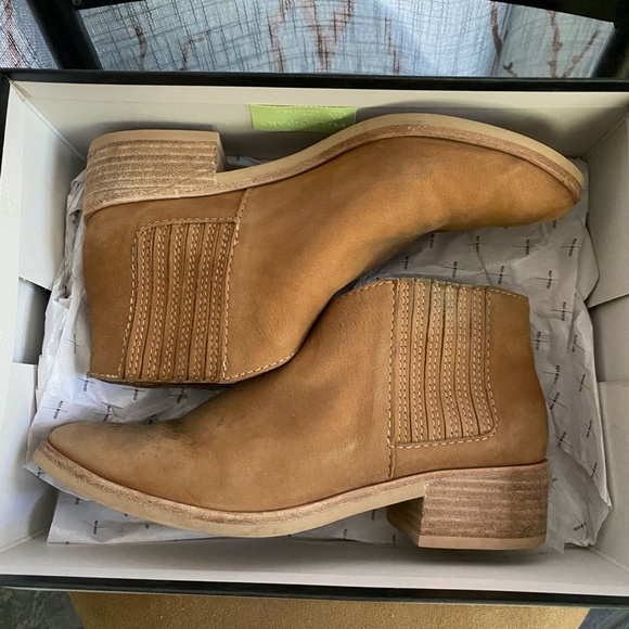 DOLCE VITA Towne Ankle Boot - Picture 4 of 10